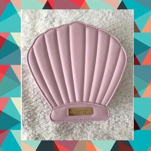 Seashell shaped makeup brush case